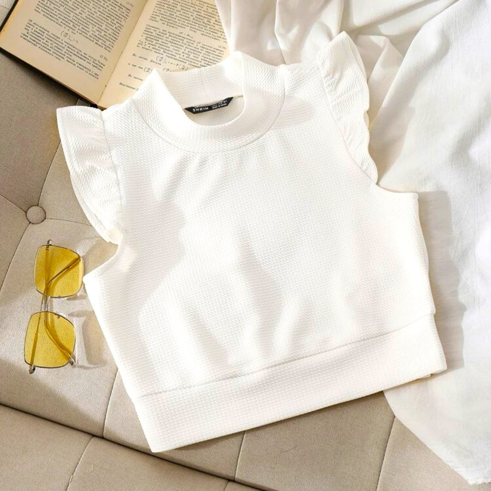Beautiful top, you can wear with jeans, shorts bottoms.